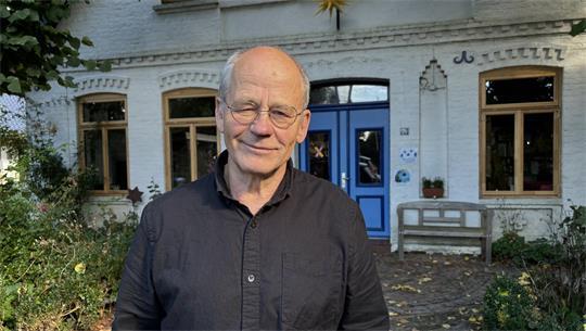 Matthias Schlüter lebt in Barnkrug im Haus seiner Großeltern. Sein Großvater war einst ein bekannter Gastwirt. „Der hat auch immer Quatsch im Kopf gehabt, so wie ich", sagt der Diakon.