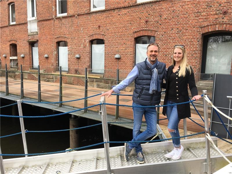 Matthias Schönfeld und Wendy Wottka wollen in der historischen Flethmühle mit der großen Außenterrasse einen Anziehungspunkt für junge Leute schaffen.