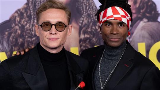 Matthias Schweighöfer (l) spielt  Produzenten von Milli Vanilli. Bei der Premiere steht er neben Fabrice Morvan, ehemaliges Mitglied von Milli Vanilli.