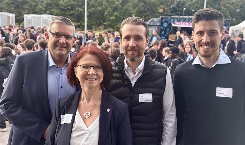Matthias Steffen von der Handwerkskammer, Viebrockhaus-Personalvorständin Kerstin Gerß und die beiden Chefs des Familienunternehmens, Dirk und Lars Viebrock (von links) versuchten, 200 Schüler vom Handwerk zu begeistern.
