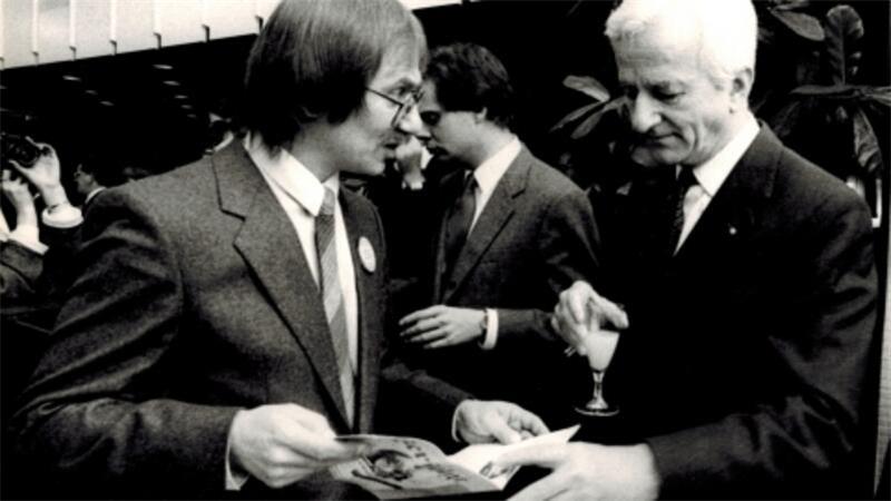 Matthias Wietzer spricht mit Bundespräsident Richard von Weizsäcker bei dessen Antrittsbesuch in Hannover 1984 über das Berufsverbot und seine Auswirkungen.