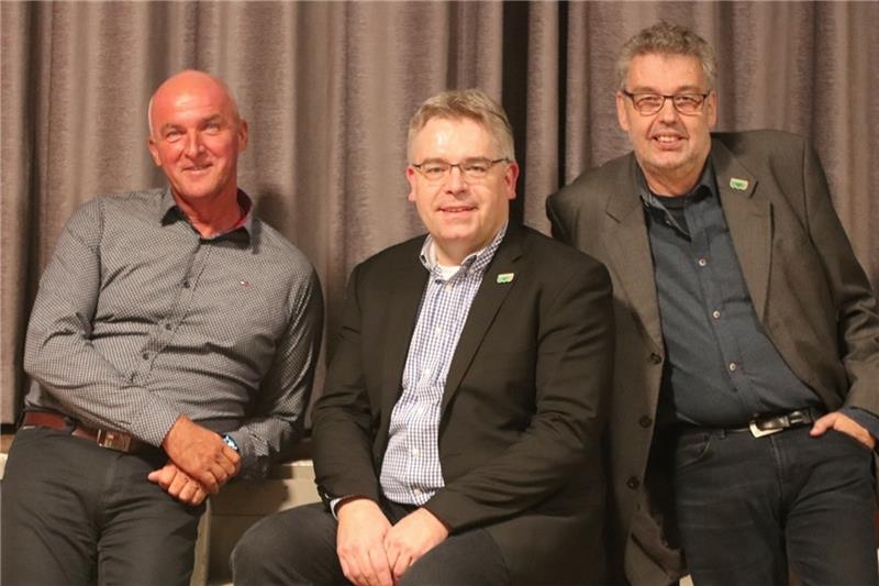 Matthias Wolff geht einstimmig in die dritte Amtszeit Matthias Wolff geht in seine dritte Amtszeit als Bürgermeister in Burweg. Seine Stellvertreter sind Heiko Meyer (links) und Wolfgang Dipper (rechts). Foto: Klempow