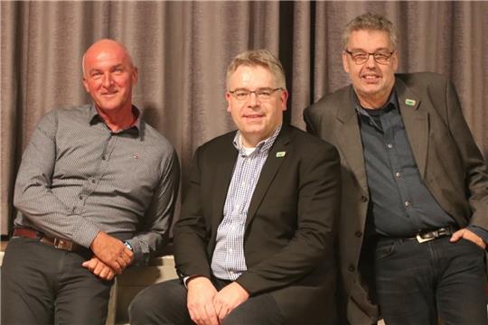 Matthias Wolff geht in seine dritte Amtszeit als Bürgermeister in Burweg. Seine Stellvertreter sind Heiko Meyer (links) und Wolfgang Dipper (rechts). Foto: Klempow