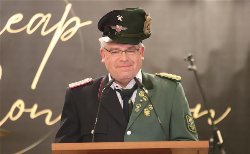 Fahnen, Bier und Erdbeertorte: Burweg feiert gleich zwei Jubiläen Matthias Wolff hält die Festrede in einer historischen Doppelrolle: halb Ortsbrandmeister, halb Schützenpräsident.