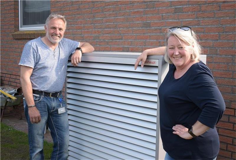 Wärmepumpe statt Ölheizung: So fällt die Bilanz nach dem ersten Winter aus Matthias und Martina Kalmbach sind froh, dass sie sich im Herbst 2021 für eine Wärmepumpe entschieden haben. Foto: Schröder
