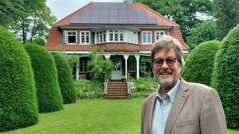 „Eine Stunde History“: Erfolgspodcast erzählt Geschichte in über 500 Folgen Matthias von Hellfeld ist stolz auf seine Villa in einem parkähnlichen Garten in Bremervörde.
