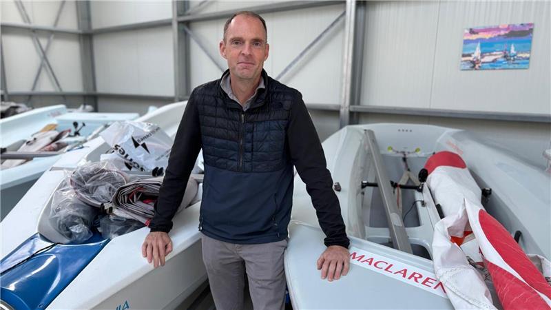 Matthjis Plokker zwischen seinen Jollen.