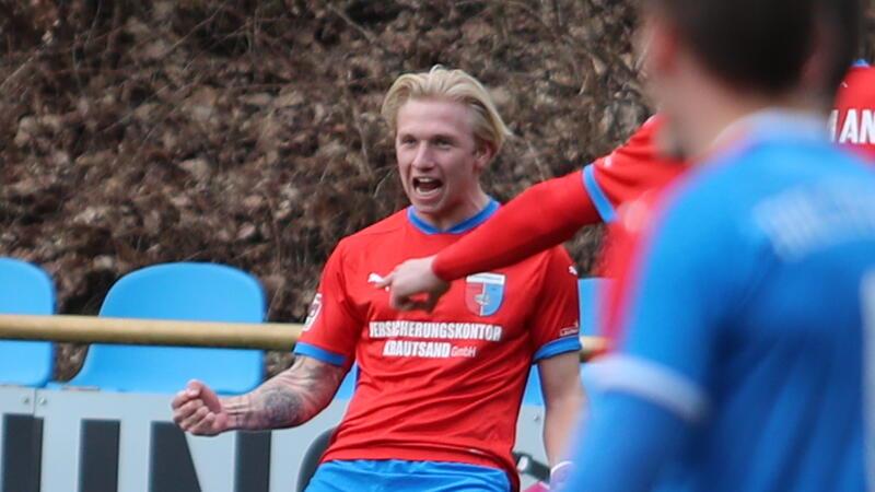 Ein Traumtor leitet D/A-Sieg ein: Und der Held fliegt später vom Platz Matti Cebulla feiert seinen Treffer zum 1:0. Eine direkt verwandelte Ecke.