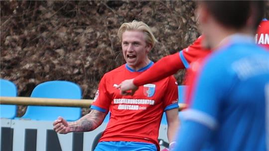 Matti Cebulla feiert seinen Treffer zum 1:0. Eine direkt verwandelte Ecke.