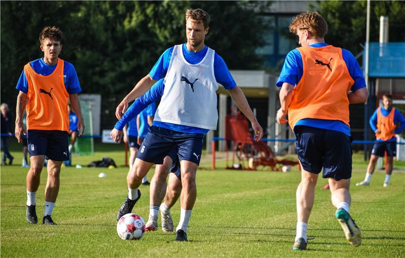 Die Wulff-Brüder und ihr großes Ziel mit D/A Matti Steinmann im Training am Ball.