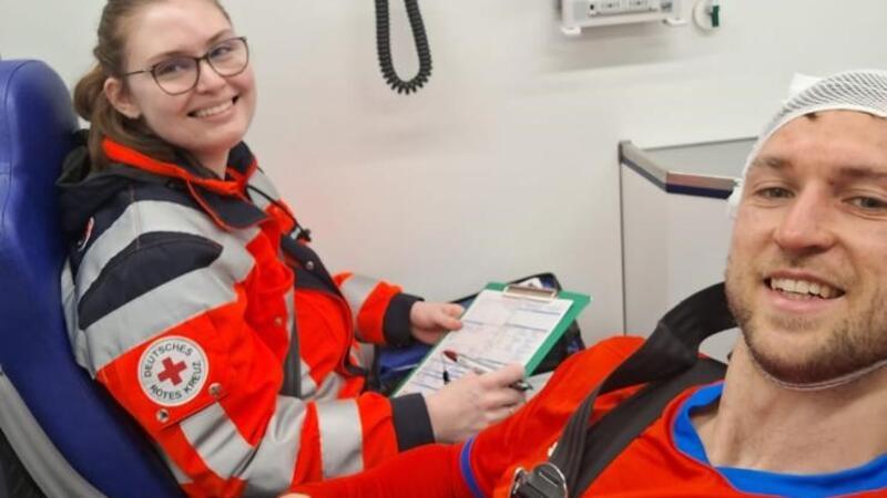 Steinmann noch während des D/A-Spiels mit acht Stichen genäht Matti Steinmann auf dem Weg ins Krankenhaus: Der D/A-Mittelfeldspieler musste am Kopf mit acht Stichen genäht werden.