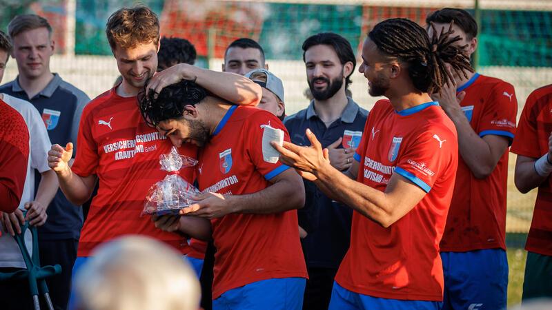 Matti Steinmann herzt Arian Khodabkhshian zum Abschied. Khodabakhshian hatte gegen Kiel ein schönes Tor erzielt.