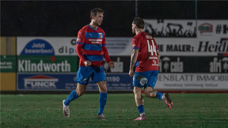 Matti Steinmann (links) und Robin Kölle feiern das Führungstor.