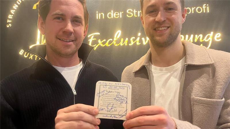 Steinmann unterschreibt auf Bierdeckel – Ex-HSV-Profi bleibt D/A treu Matti Steinmann (rechts) und D/A-Sportdirektor Sören Behrmann haben den Vertrag unterschrieben - auf einem Bierdeckel.