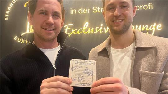 Matti Steinmann (rechts) und D/A-Sportdirektor Sören Behrmann haben den Vertrag unterschrieben - auf einem Bierdeckel.