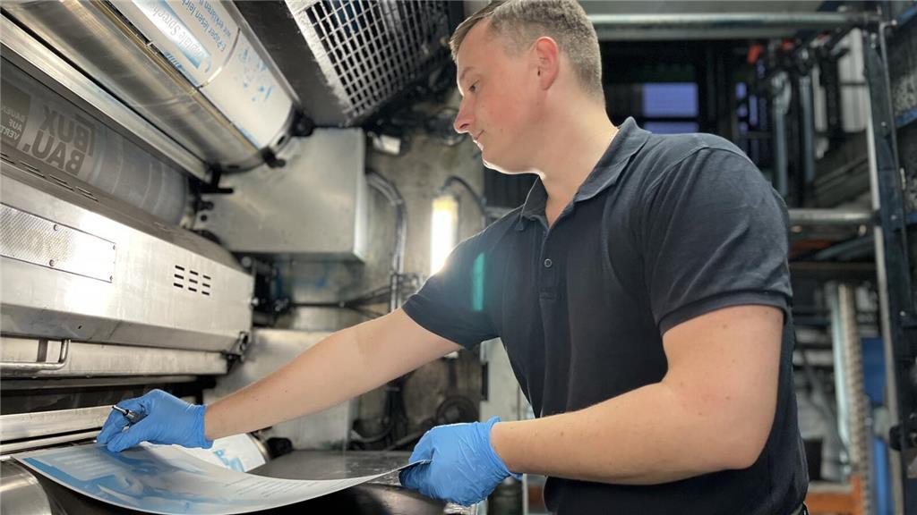 Mattias Bauer legt Druckplatten ein.