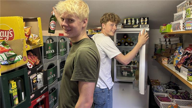 Mattis Köhlmann und Bent Kolck haben genug Getränke für die nächste Bestellung.