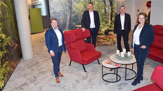 Matty Neumann (Regionalleiter, von links), Andreas Sommer (Vorstandsvorsitzender), Matthias Weiß (Direktor) und Claudia Heyn (stellvertretende Regionalleiterin) im neuen Beratungscenter in Buxtehude.