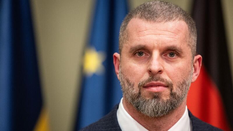 Matwij Bidny, Sportminister der Ukraine, spricht in einem Interview in der ukrainischen Botschaft in Berlin.