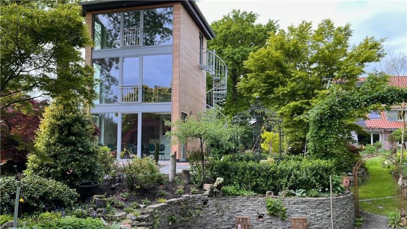 Ein Turm im Garten: Manfred Maiwalds „Tinytower“ mitten in Oldendorf Mauern, verschiedene Ebenen, Wasserläufe und ein Rundweg mit zehn Stationen - in Maiwalds Garten gibt es viel zu entdecken.