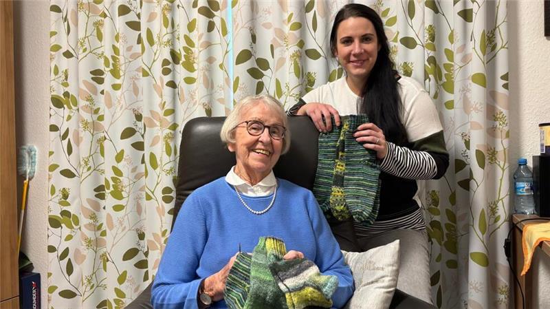 Maureen Kurek, Koordinatorin der Hospiz-Gruppe Stade e.V., freut sich über Strickerinnen wie Gisela Heinrich, die grüne Socken für Schwerstkranke stricken.