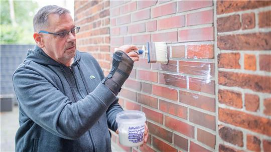 Maurermeister Hans-Jürgen Wendt aus Cuxhaven stellt seine neuste Erfindung vor. Foto: Arnd Hartmann