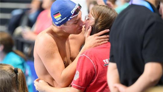 Maurice Wetekam freut sich mit seiner Freundin über eine Medaille.