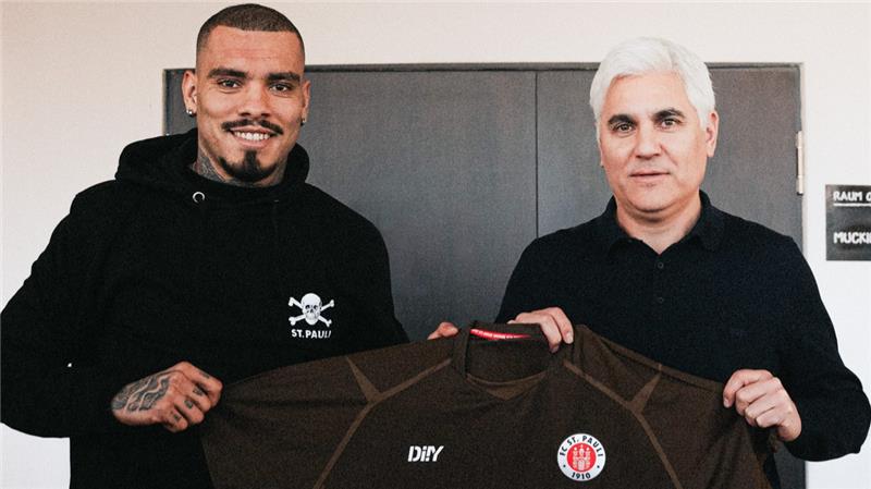 Was kann St. Paulis neuer Brasilianer? Maurides Roque Junior (links) mit St.-Pauli-Sportchef Andreas Bornemann. Foto: FC St. Pauli