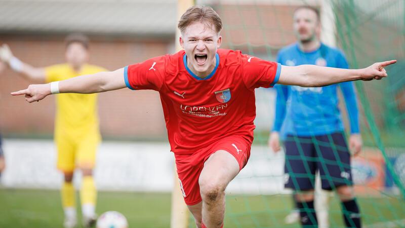 Maurits Nagel feiert seinen 2:0-Siegtreffer gegen A/O in der Landesliga.