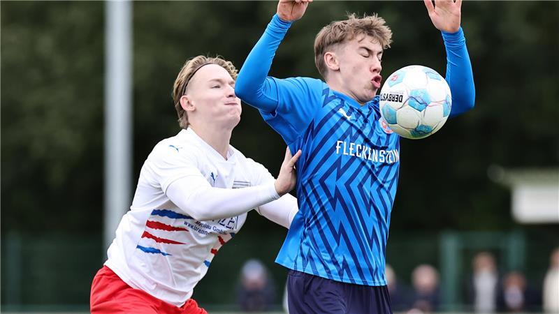 Papa ist schuld: HSV-Training platzt nach K.o. im Keller Maurits Nagel verschafft sich Platz im Zweikampf. Aber seit dem Spiel gegen A/O ist er angeschlagen.