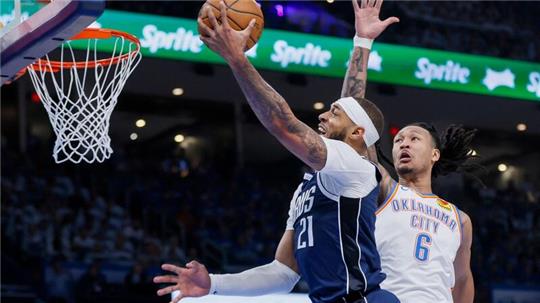 Mavericks-Center Daniel Gafford (l) zieht gegen Oklahoma-Forward Jaylin Williams zum Korb.