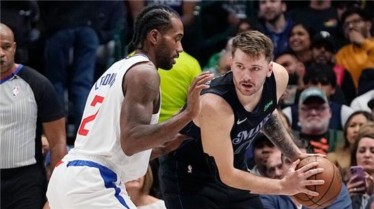 Mavericks-Guard Luka Doncic (r) im Zweikampf mit Clippers-Forward Kawhi Leonard.