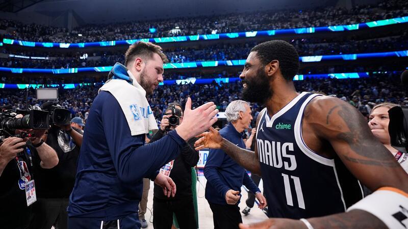 Dallas fehlt noch ein Sieg zum NBA-Finaleinzug Mavericks-Guards Luka Doncic (l) und Kyrie Irving feiern den Sieg.