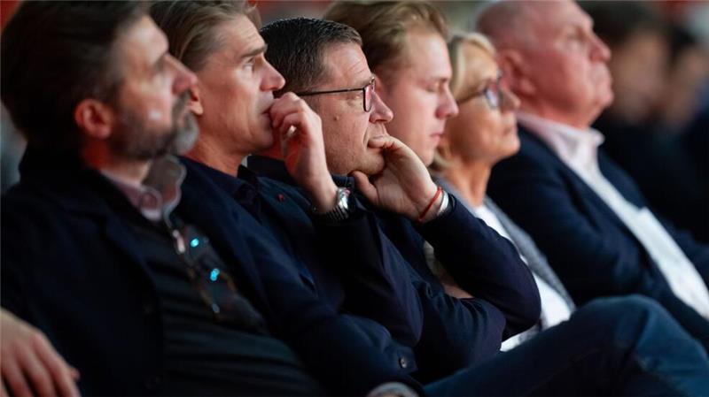 Milliarden und Musiala: Eberl erinnert an Messi und Ronaldo Max Eberl (3.v.l.) hofft auf eine Vertragsverlängerung von Musiala.