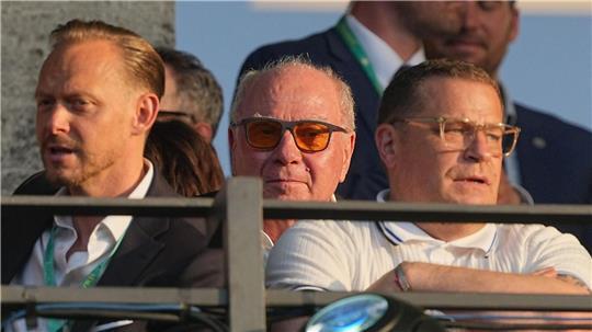 Max Eberl (r) verfolgt das Pokalfinale auf der Tribüne. Links hinter ihm ist Ehrenpräsident Uli Hoeneß. 