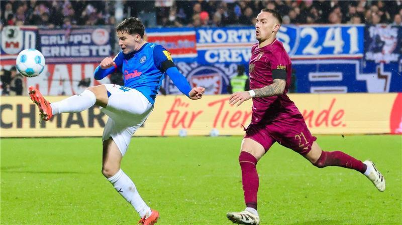 Personalengpass: Geschwill gleich im Pokal-Kader Max Geschwill (l) erhofft sich in Magdeburg mehr Spielzeit als in Kiel.