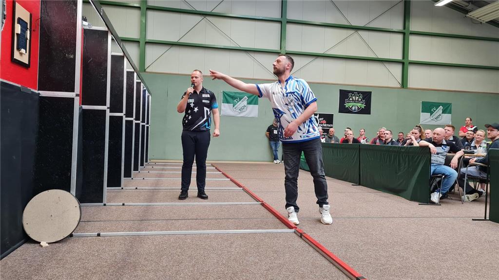 Max Hopp (links) gab den Hobbyspielern wertvolle Tipps in Sachen Technik und Equ...