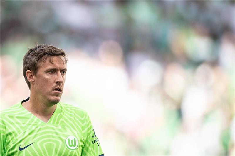 Max Kruse steht im Trikot des VfL Wolfsburg auf dem Spielfeld.