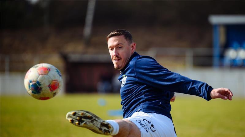 Max Kruse während des Auswärmens bei seinem ersten Spiel für die TuS Dassendorf.