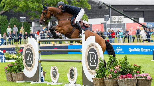 Global Champions Tour, Großer Preis, Springprüfung mit Stechen. Der zweitplatzierte Max Kühner (Österreich) springt mit seinem Pferd über ein Hindernis.