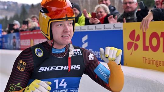 Max Langenhan gewann den Sprint in Oberhof vor seinem Dauerrivalen Jonas Müller aus Österreich.