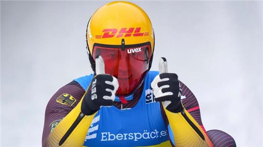 Max Langenhan jubelt nach seinem Sieg.