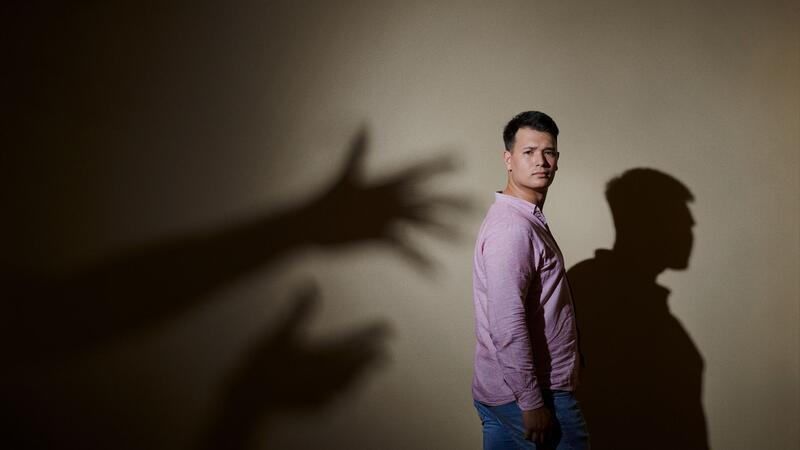 Max Leon wird als Siebenjähriger mehrfach von seinem Kindertherapeuten missbraucht. Als 26-Jähriger spricht zum ersten Mal darüber - in der Reportage „37 Grad Leben - Glaubt mir! Missbrauch in der Therapie“.