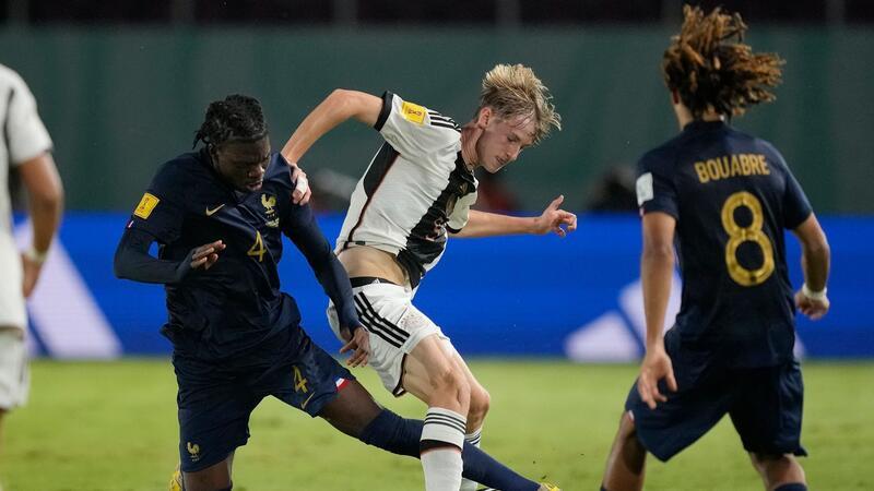 Max Moerstedt (M) behauptet den Ball gegen Frankreichs Bastien Meupiyou (l).