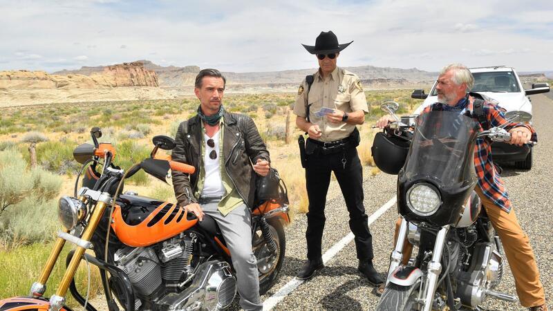 „Traumschiff“ mit schwacher Quote Max Parger (Florian Silbereisen, l) und Martin Grimm (Daniel Morgenroth, r) haben ein Problem: Sheriff Steve McCrown (Kai Pflaume) erkennt ihre Führerscheine nicht an.
