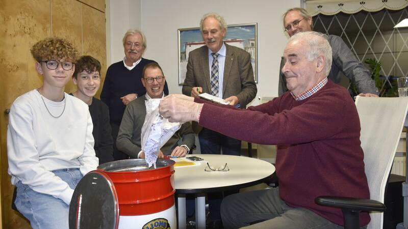 8000 Lions-Kalender in eineinhalb Wochen ausverkauft Max, Paul, Helmut Schulze, Glen Streckwaldt, Henning Karow, Peter Sommer und Dr. Hartwig Sulzer bei der alljährlichen Losaktion.