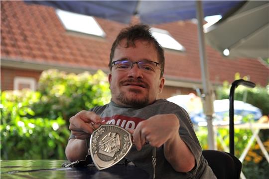 Max Prigge darf als Schützenkönig von Hagen ein Jahr lang die Kette tragen. Foto: Berlin