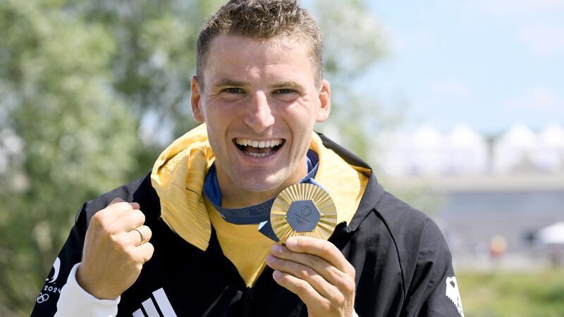 Max Rendschmidt trägt bei der Schlussfeier der Olympischen Spiele gemeinsam mit Laura Lindemann die deutsche Fahne.