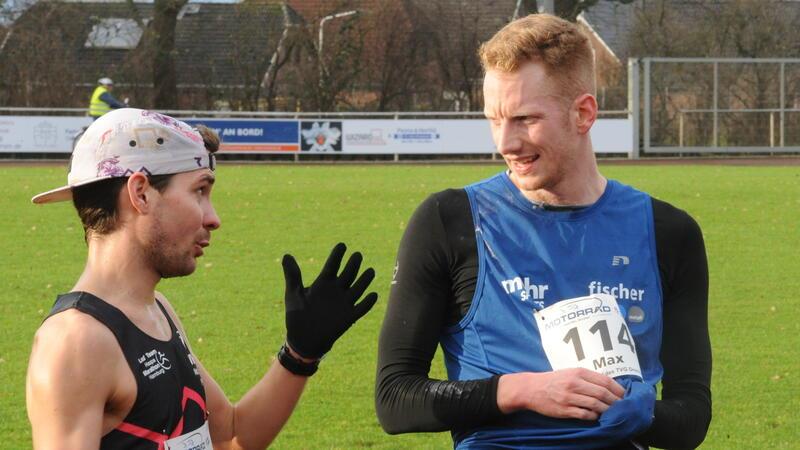 Silvesterlauf in Drochtersen: 310 Menschen beenden das Jahr 2023 sportlich Max Schröter aus Buxtehude stellt über zehn Kilometer einen neuen Streckenrekord auf: 32 Minuten und 15 Sekunden. Der Zweite, Benjamin Franke (links), gratuliert.