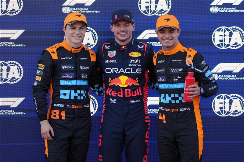 Max Verstappen fährt in Japan in eigener Liga Max Verstappen (M) gewann das Qualifying vor den McLaren-Piloten Oscar Piastri (l) und Lando Norris.
